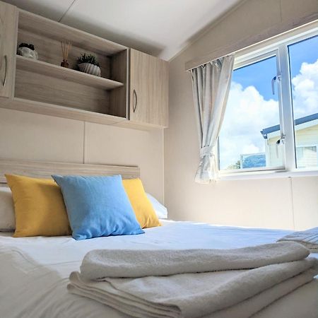 Large 4 Person Couples And Family Caravan In Newquay Bay Resort Eksteriør billede