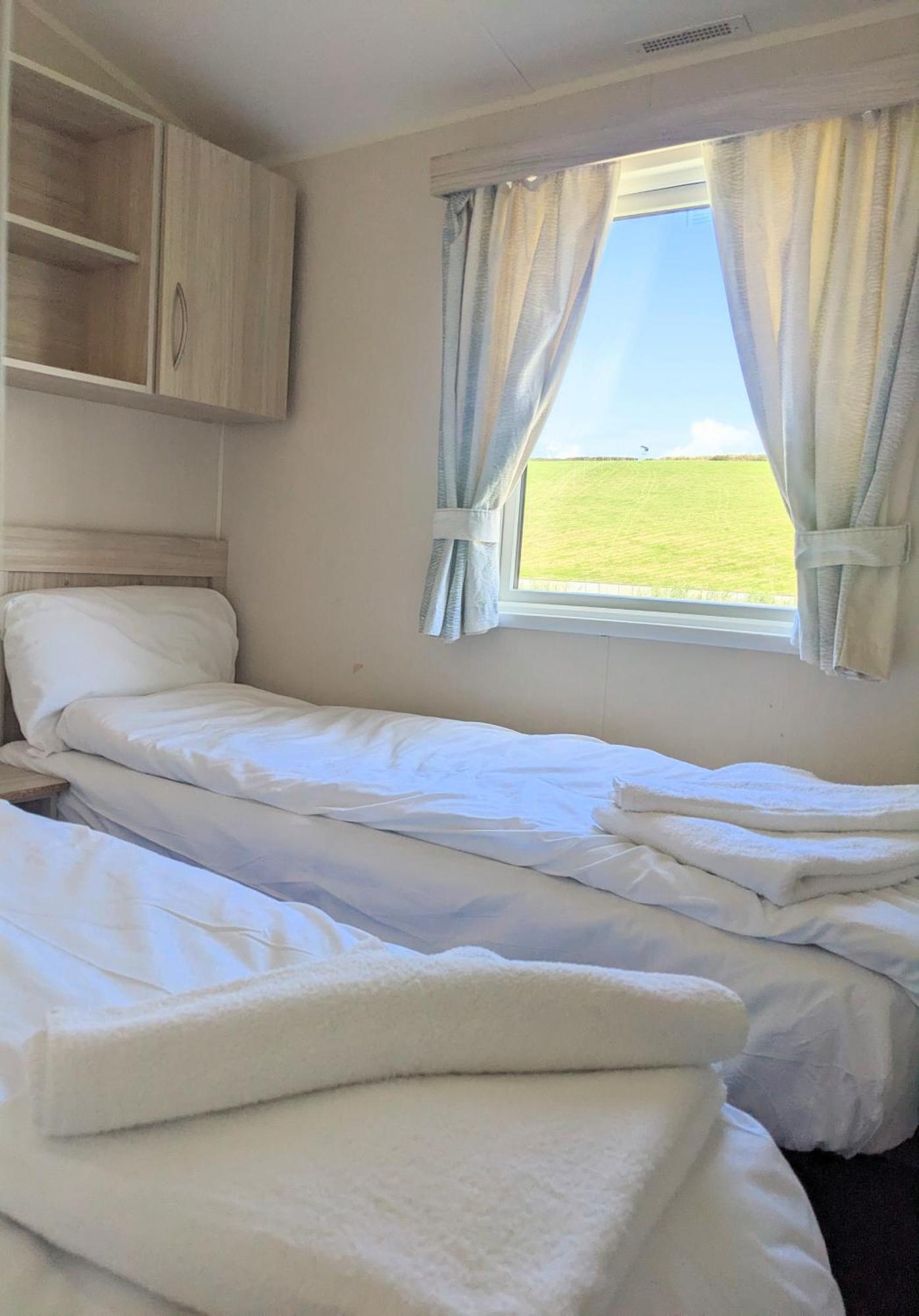 Large 4 Person Couples And Family Caravan In Newquay Bay Resort Eksteriør billede